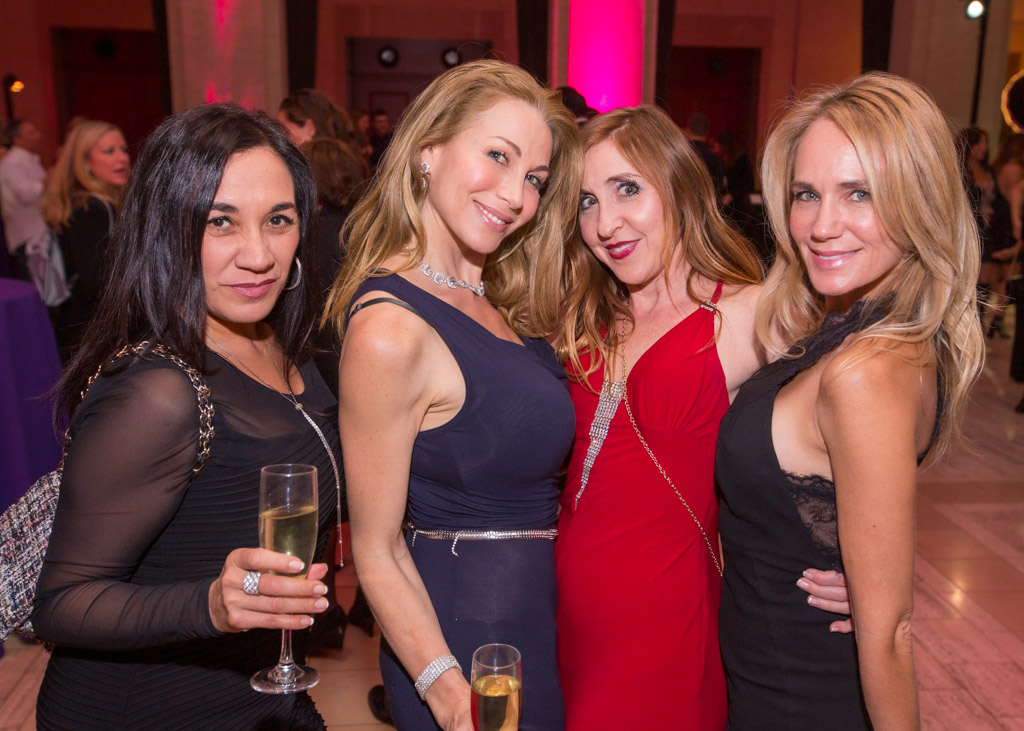 Women party posing